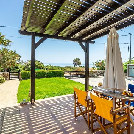 Smaragdi Beachfront Villa *